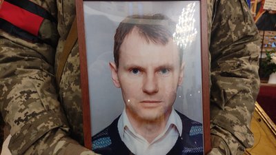 "Любив захищати свого брата і сестру": у Полтаві попрощалися із бійцем Анатолієм Дніпровим "Любив захищати свого брата і сестру": у Полтаві попрощалися із бійцем Анатолієм Дніпровим