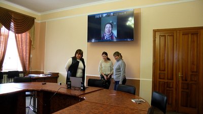 У Житомирському державному університеті імені Івана Франка стартував проєкт "Тут і зараз…" У Житомирському державному університеті імені Івана Франка стартував проєкт "Тут і зараз…"