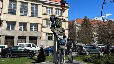 В Ужгороді демонтували погруддя Олександру Пушкіну В Ужгороді демонтували погруддя Олександру Пушкіну