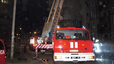 У спальному районі Одеси в багатоповерхівці загорілись кабельні шахти У спальному районі Одеси в багатоповерхівці загорілись кабельні шахти