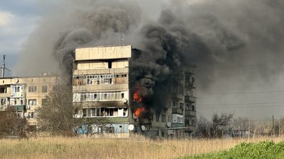 Багатоквартирний будинок у Донецькій області палає від удару армії РФ, 17 квітня 2026 року