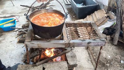Важать 15 кілограмів та поміщаються в багажник: одесит виготовляє мобільні кухні для військових