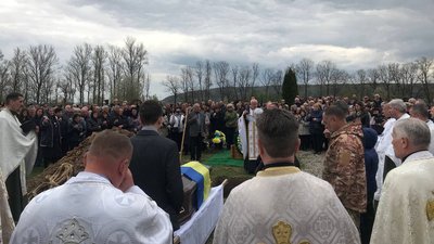 У Ямниці на Івано-Франківщині понад тисяча людей прийшли попрощатися із загиблим воїном У Ямниці на Івано-Франківщині понад тисяча людей прийшли попрощатися із загиблим воїном