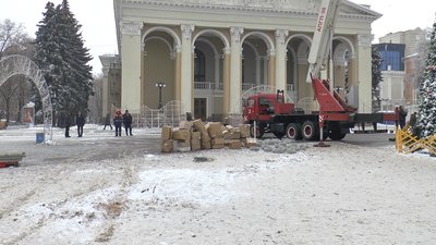 Процес демонтажу ялинки у Полтаві Процес демонтажу ялинки у Полтаві