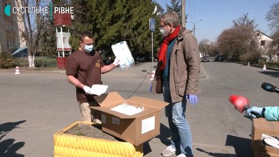 Фонд Порошенка передав в Рівненську ЦМЛ 100 захисних костюмів Фонд Порошенка передав в Рівненську ЦМЛ 100 захисних костюмів