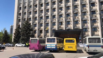 Під будівлею облдради перевізники з Одещини вимагали послабити обмеження для транспорту Під будівлею облдради перевізники з Одещини вимагали послабити обмеження для транспорту