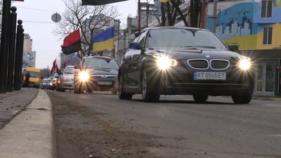 "Ми пам'ятаємо, завдяки кому в нас є кожен день". В Івано-Франківську провели жіночий автопробіг "Вдячні ЗСУ" "Ми пам'ятаємо, завдяки кому в нас є кожен день". В Івано-Франківську провели жіночий автопробіг "Вдячні ЗСУ"