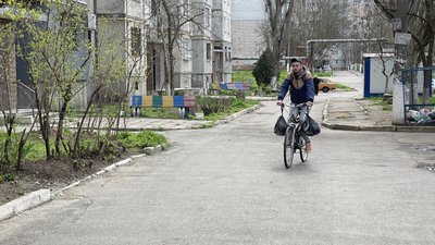 "Доставка щастя". Як херсонець організував довіз посилок та гуманітарної допомоги велосипедом "Доставка щастя". Як херсонець організував довіз посилок та гуманітарної допомоги велосипедом