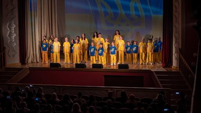 Допомога ЗСУ: у Бердичеві пройшов благодійний показ українського вишитого одягу Допомога ЗСУ: у Бердичеві пройшов благодійний показ українського вишитого одягу