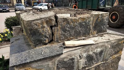 У Бердичеві на Житомирщині зняли обеліск "червоним щорсівцям", який мали демонтувати 6 років тому У Бердичеві на Житомирщині зняли обеліск "червоним щорсівцям", який мали демонтувати 6 років тому
