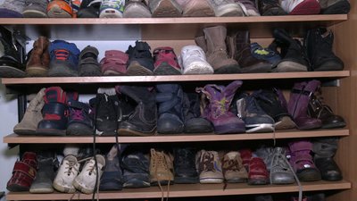 Теплі ковдри, одяг та взуття: у Рівному волонтери збирають зимові речі для переселенців