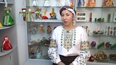 Відроджує стародавні традиції ляльки-мотанки: майстриня з Хмельницького Оксана Буймістер