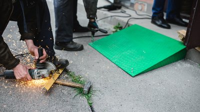 Жінка на візку не залишила байдужим: як рівнянин робив пандус у чужий під’їзд Жінка на візку не залишила байдужим: як рівнянин робив пандус у чужий під’їзд