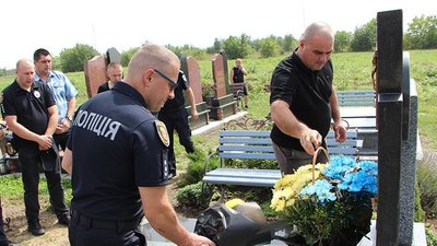 На Тернопільщини правоохоронці вшанували пам'ять загиблих колег На Тернопільщини правоохоронці вшанували пам'ять загиблих колег