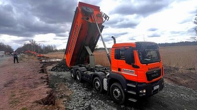 На Житомирщині споруджують тимчасову переправу через річку поблизу зруйнованого мосту На Житомирщині споруджують тимчасову переправу через річку поблизу зруйнованого мосту