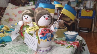 Майстриня з Одещини виготовила та відправила на фронт півсотні сніговиків з ялинкових іграшок