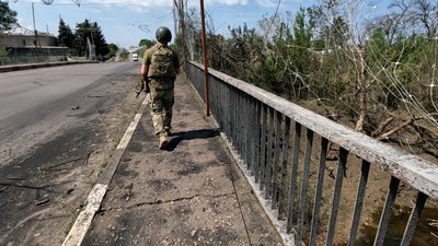Військовослужбовець іде мостом у місті Дружківка, 8 червня 2026 рік