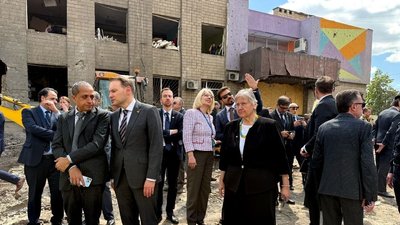 Іноземні делегації побували біля зруйнованого внаслідок удару російської ракети будинку