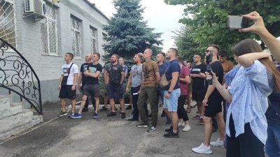 Принесли книжки та лопату: під СІЗО у Черкасах відбулася акція протесту