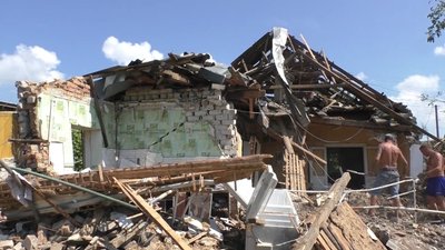 У Кушугумі волонтери розбирають завали, які залишились після ракетних обстрілів російськими військовими