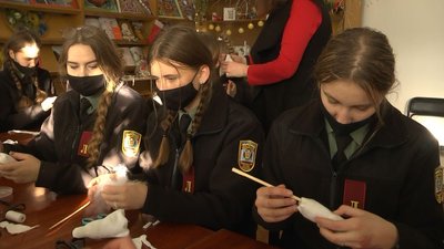 У Луцьку ліцеїстки майстрували новорічні іграшки У Луцьку ліцеїстки майстрували новорічні іграшки