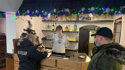 На Закарпатті поліція перевіряє дотримання правил карантину На Закарпатті поліція перевіряє дотримання правил карантину