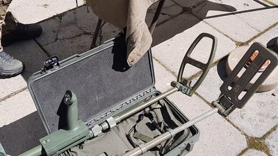 На фото обладнання для пошуку мін. На фото обладнання для пошуку мін.