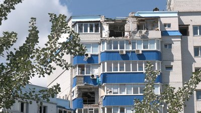 У Харкові волонтери наводять лад у квартирах пенсіонерів після російських обстрілів У Харкові волонтери наводять лад у квартирах пенсіонерів після російських обстрілів