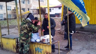 Кропивничанин годує безпритульних на залізничному вокзалі