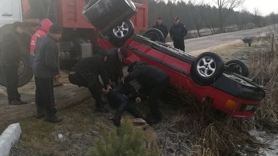 На Львівщині із водойми витягнули автомобіль з тілами людей На Львівщині із водойми витягнули автомобіль з тілами людей