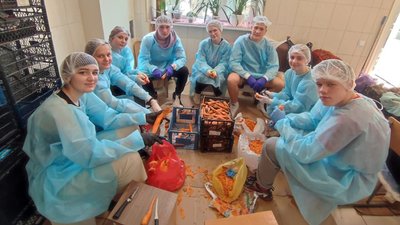 Готує сухі супи та відвозить військовим на передову. Як жителька Хмельниччини створила кулінарний фронт Готує сухі супи та відвозить військовим на передову. Як жителька Хмельниччини створила кулінарний фронт
