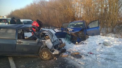 На Житомирщині лобом в лоб зіткнулись дві автівки – троє травмованих