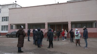 Викликали поліцію: у Чернігові батьки старшокласників вимагали пустити дітей до школи Викликали поліцію: у Чернігові батьки старшокласників вимагали пустити дітей до школи