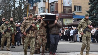 Військовослужбовці несуть труну, 2 грудня 2025 року, Первомайськ