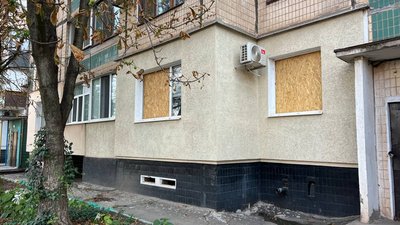 Пошкоджена ракетою РФ багатоповерхівка у Кривому Розі Пошкоджена ракетою РФ багатоповерхівка у Кривому Розі
