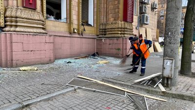 Масована ракетна атака армією РФ по Запоріжжю: ліквідація наслідків обстрілу триває Масована ракетна атака армією РФ по Запоріжжю: ліквідація наслідків обстрілу триває
