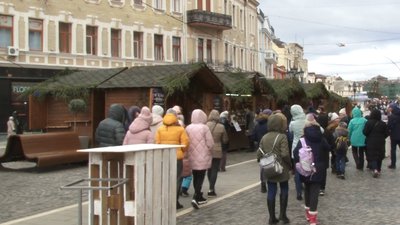 Новорічно-різдвяний ярмарок на площі Петефі в Ужгороді діятиме до 18 січня