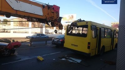 В Одесі вантажний кран протаранив маршрутку: троє людей травмувалися