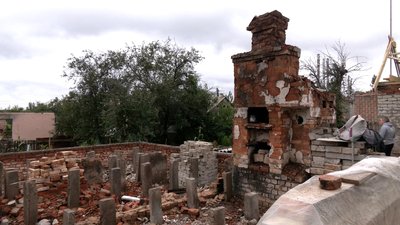 "Не живемо, а раюємо": у Чернігові волонтери відбудували житло для сестер, які жили у курятнику "Не живемо, а раюємо": у Чернігові волонтери відбудували житло для сестер, які жили у курятнику