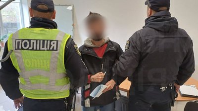 В Мукачеві водія, якого підозрюють в скоєні ДТП, патрульні зупиняли "застрибуючи в авто"