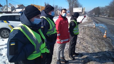 Слухають лекції та міряють температуру. Як на блокпостах працюють прикарпатські студенти