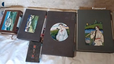 Над кожною книжкою художник працює понад місяць. Фото: Суспільне Поділля Над кожною книжкою художник працює понад місяць. Фото: Суспільне Поділля