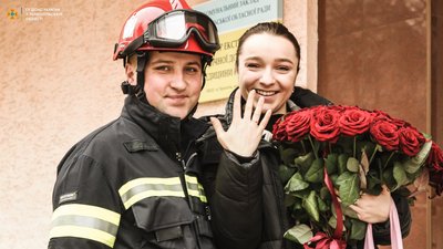 У Тернополі капітан служби порятунку освідчився дівчині перед станцією швидкої допомоги У Тернополі капітан служби порятунку освідчився дівчині перед станцією швидкої допомоги