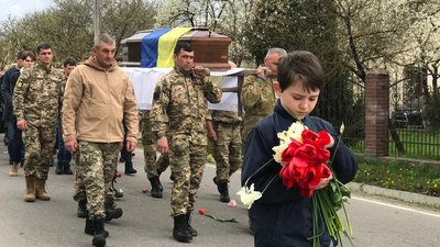 У Ямниці на Івано-Франківщині понад тисяча людей прийшли попрощатися із загиблим воїном Володимиром Катамаєм