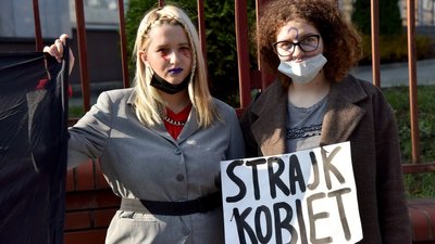 "Відчепіться від жінок". У Києві активістки підтримали польські протести проти заборони абортів "Відчепіться від жінок". У Києві активістки підтримали польські протести проти заборони абортів