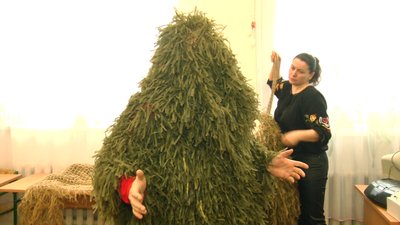 Використовують рибацьку сітку: у ліцеї на Вінниччині виготовляють кікімори для оборонців Використовують рибацьку сітку: у ліцеї на Вінниччині виготовляють кікімори для оборонців