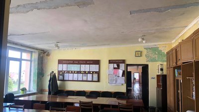На Львівщині через затікання води у приміщення руйнується школа На Львівщині через затікання води у приміщення руйнується школа