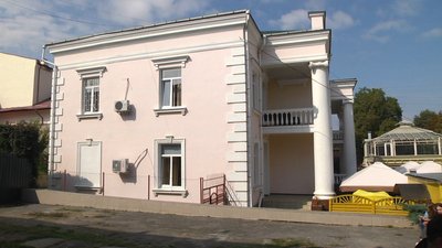 На місці лялькового театру у 1937 році було приміщення НКВС.