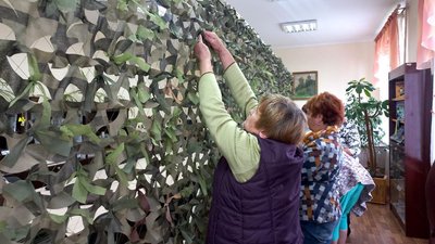 У сумській бібліотеці волонтери навчають виготовляти маскувальні сітки для ЗСУ У сумській бібліотеці волонтери навчають виготовляти маскувальні сітки для ЗСУ
