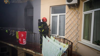 Сходова клітка була заповнена димом Сходова клітка була заповнена димом